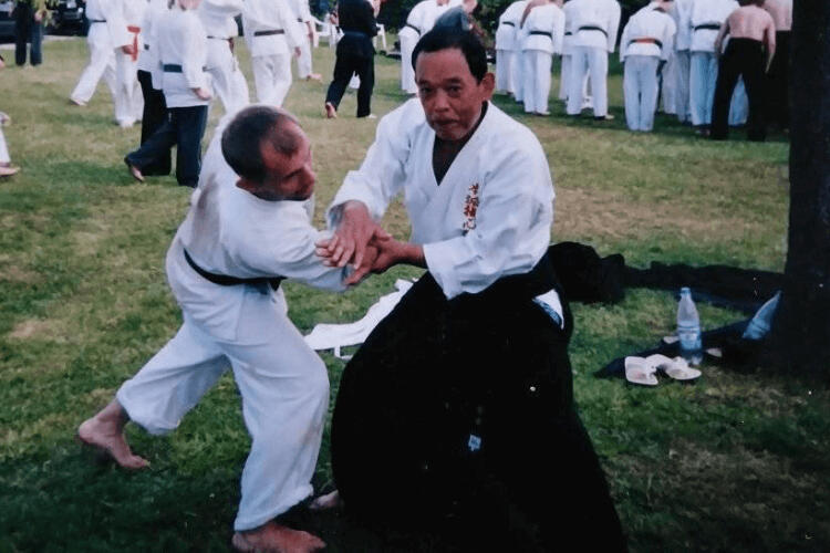 Soke Yasumoto zeigt einen Hebelgriff an der Hand